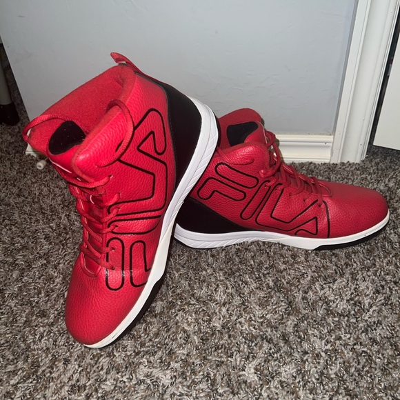 EUC M 10 Fila sneakers 👟 - Picture 2 of 11